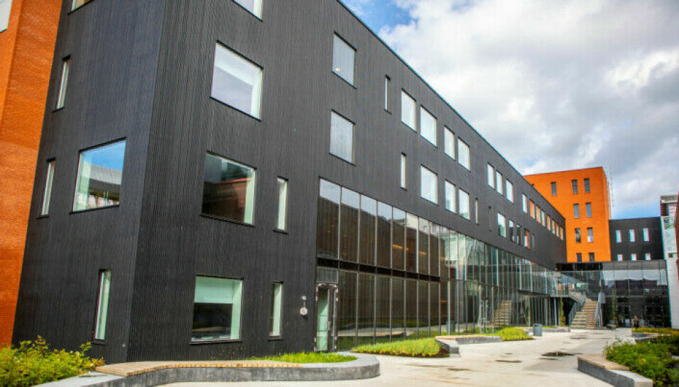 Medisin- og helsefagbygget (MH2) på campus i Tromsø sto ferdig i 2018, men anlegget for dyreforsøk på store dyr, som ligger i tilknytning til bygget, er fortsatt ikke ferdig.