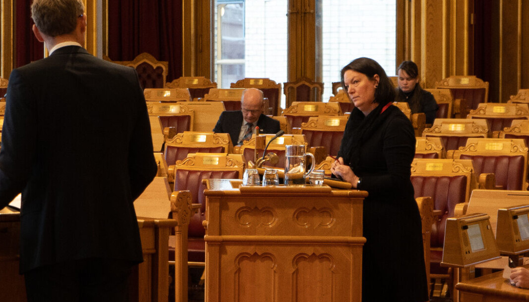 Hege Bae Nyholt fra Rødt reagerer på regjeringens retorikk i saken om dagpenger til studenter. Her fra Stortingssalen. Hege Bae Nyholt fra Rødt reagerer på regjeringens retorikk i saken om dagpenger til studenter. Her fra Stortingssalen.