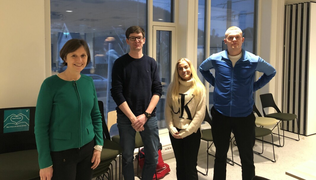 Barne- og familieminister Kjersti Toppe fikk blant annet treffe HVL-studenter ved Bergensbesøket denne uken. Her sammen med studentene Marius Mongstad, Elise Aspenes og Jørgen Roseland.