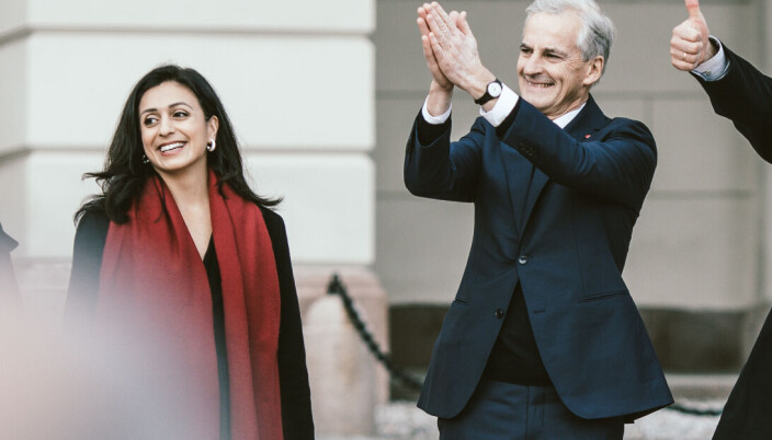 Arbeids- og sosialiseringsminister Hadia Tajik (Ap) sammen med partikollega og statsminister Jonas Gahr Støre Arbeids- og sosialiseringsminister Hadia Tajik (Ap) sammen med partikollega og statsminister Jonas Gahr Støre