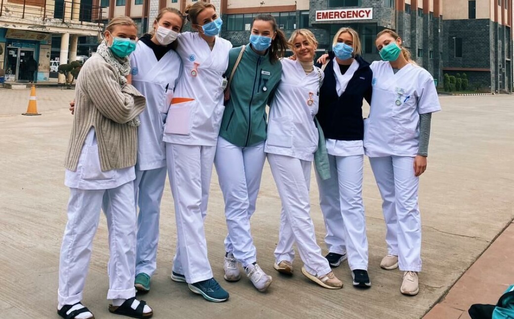 VID-studentene Eva Eiking, Emily Moore, Eivor Myklebust, Adrianne Akse, Kaia Rytter Tveiten, Juli Bakke og Rebecca Ullmann er på utveksling i India. Det er ikke kjent at noen av studentene på bildet har vært eller er koronasmittet. VID-studentene Eva Eiking, Emily Moore, Eivor Myklebust, Adrianne Akse, Kaia Rytter Tveiten, Juli Bakke og Rebecca Ullmann er på utveksling i India. Det er ikke kjent at noen av studentene på bildet har vært eller er koronasmittet.