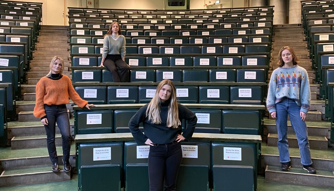 Linn Fuglestad, Sarah Esposito, Hanne Andersson og Anette Hoven er medsinstudenter som etterlyser mer fysisk undervisning. Linn Fuglestad, Sarah Esposito, Hanne Andersson og Anette Hoven er medsinstudenter som etterlyser mer fysisk undervisning.