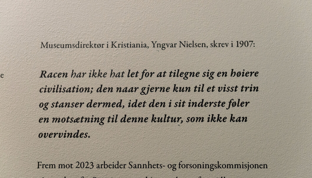 Dette skrev museumsdirektøren ved Etnografisk Museum så sent som i 1907. Nå er sitatet uthevet i utstillingen i Bergen. Dette skrev museumsdirektøren ved Etnografisk Museum så sent som i 1907. Nå er sitatet uthevet i utstillingen i Bergen.