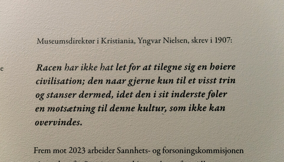 Dette skrev museumsdirektøren ved Etnografisk Museum så sent som i 1907. Nå er sitatet uthevet i utstillingen i Bergen.