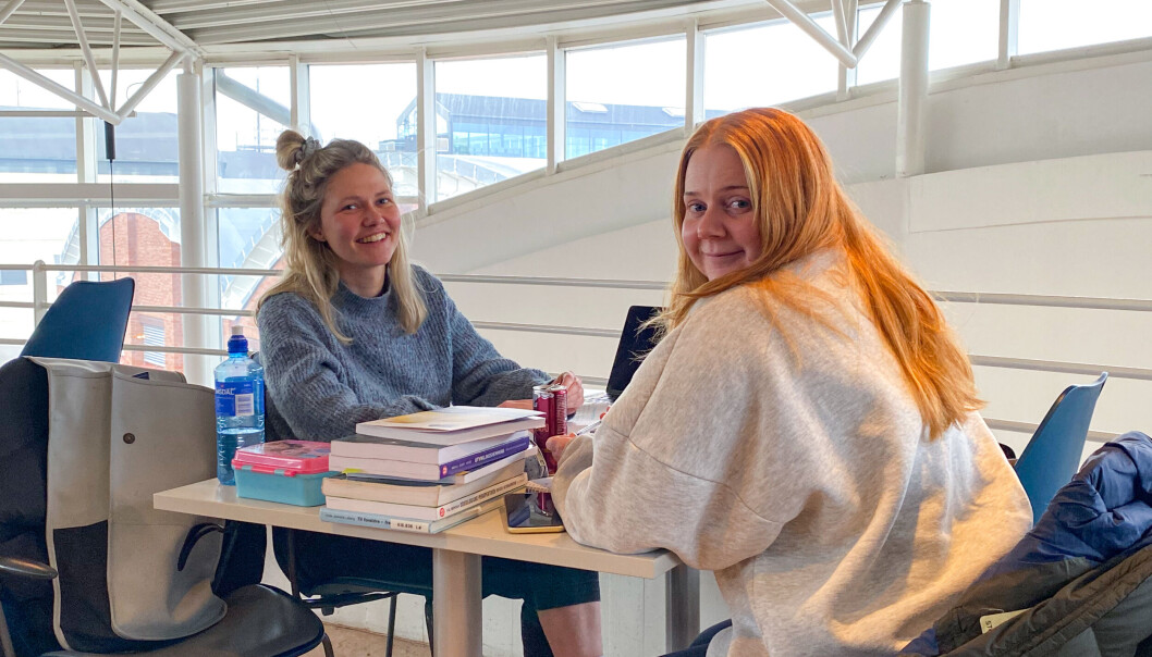 Studentene Frida Kjellesvig og Louise Sørensen ved Høgskolen i Østfold. De forteller om stor variasjon i underveisningen. Studentene ved høgskolen er blant de minst fornøyde ved landets universiteter og høgskoler. 40 institusjoner er med. Studentene Frida Kjellesvig og Louise Sørensen ved Høgskolen i Østfold. De forteller om stor variasjon i underveisningen. Studentene ved høgskolen er blant de minst fornøyde ved landets universiteter og høgskoler. 40 institusjoner er med.