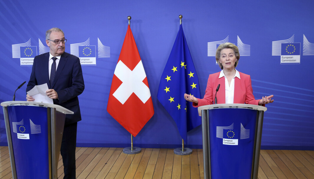 Den sveitsiske presidenten Guy Parmelin og EU-kommisjonens leder Ursula Von der Leyen i april 2021. Etter bruddet i forhandlingene om en ny rammeavtale har ikke Sveits fått en assosieringsavtale for EUs rammeprogram for forskning.