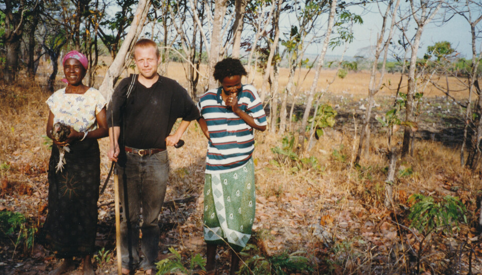 NTNU-forsker Jan Ketil Simonsen på feltarbeid i nordlige Zambia for en del år siden. — På feltarbeid lærer antropologen gjennom deltakelse og samtaler om sosiale praksiser folk bruker for å takle utfordringer i samtiden. Dette er opplysninger og kunnskap som er delt i et samfunn og som ikke har noe med opplysninger om enkeltpersoner å gjøre, sier Simonsen. NTNU-forsker Jan Ketil Simonsen på feltarbeid i nordlige Zambia for en del år siden. — På feltarbeid lærer antropologen gjennom deltakelse og samtaler om sosiale praksiser folk bruker for å takle utfordringer i samtiden. Dette er opplysninger og kunnskap som er delt i et samfunn og som ikke har noe med opplysninger om enkeltpersoner å gjøre, sier Simonsen.