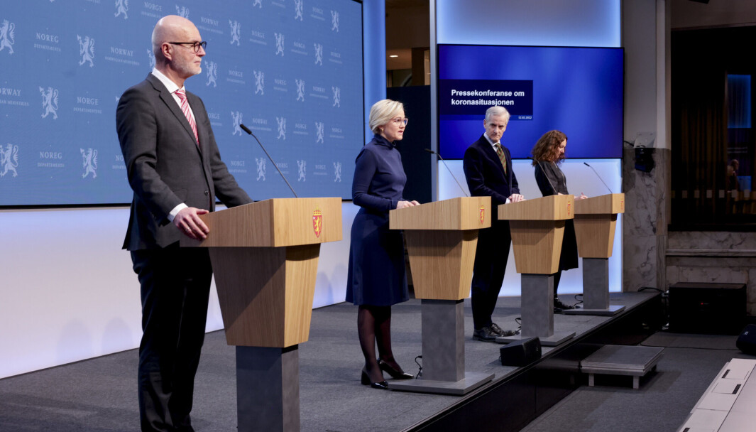 Helsedirektør Bjørn Guldvog, helse- og omsorgsminister Ingvild Kjerkol, statsminister Jonas Gahr Støre og Camilla Stoltenberg holder pressekonferanse om koronasituasjonen lørdag formiddag. Helsedirektør Bjørn Guldvog, helse- og omsorgsminister Ingvild Kjerkol, statsminister Jonas Gahr Støre og Camilla Stoltenberg holder pressekonferanse om koronasituasjonen lørdag formiddag.