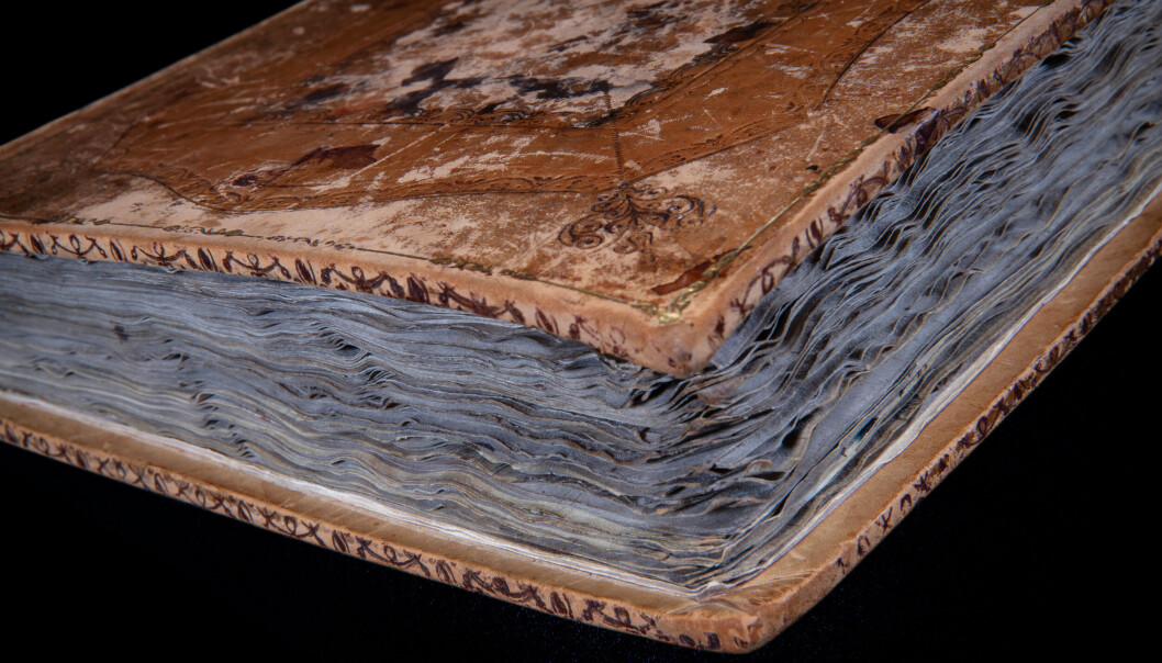 Dette er Magnus Lagabøters landslov, som er en lovbok for Norge som tredde i kraft i 1274. I fjor høst fikk Nasjonalbiblioteket overlevert dokumentet fra Danmark, og det befinner seg nå på utstillingen <span class=" italic" data-lab-italic_desktop="italic">Opplyst. Glimt fra en kulturhistorie</span>. Dette er Magnus Lagabøters landslov, som er en lovbok for Norge som tredde i kraft i 1274. I fjor høst fikk Nasjonalbiblioteket overlevert dokumentet fra Danmark, og det befinner seg nå på utstillingen <span class=" italic" data-lab-italic_desktop="italic">Opplyst. Glimt fra en kulturhistorie</span>.