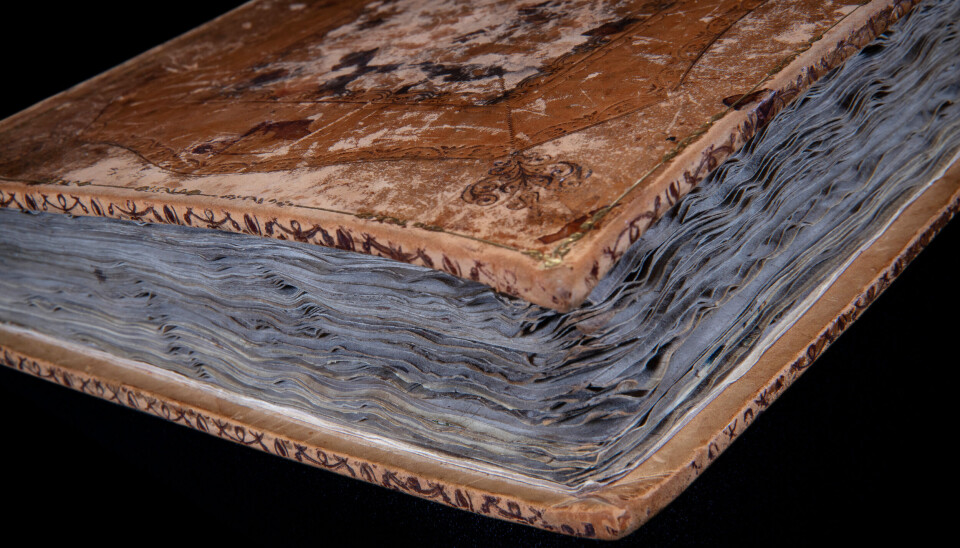 Dette er Magnus Lagabøters landslov, som er en lovbok for Norge som tredde i kraft i 1274. I fjor høst fikk Nasjonalbiblioteket overlevert dokumentet fra Danmark, og det befinner seg nå på utstillingen Opplyst. Glimt fra en kulturhistorie.