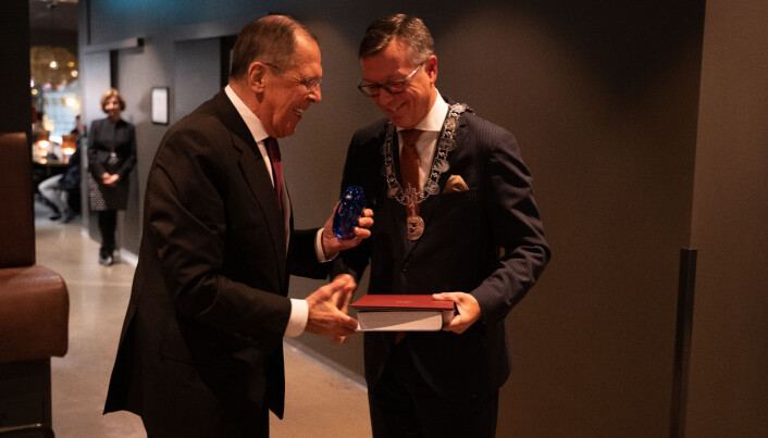 Dag Rune Olsen overeverer gave til russlands utenriksminister Sergej Lavrov i forbindelse med at Lavrov er utnevnt til æresdoktor ved UiT