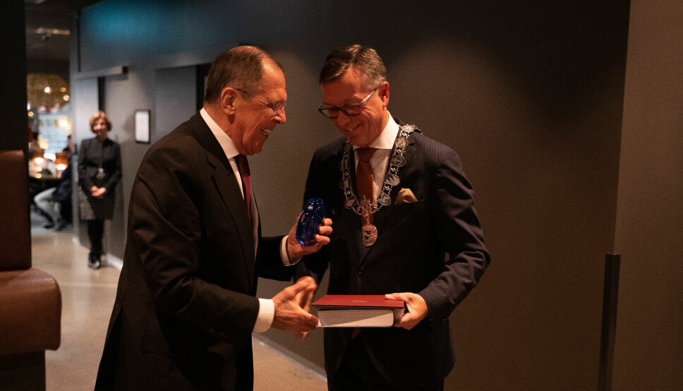 Dag Rune Olsen overleverer gave til Russlands utenriksminister Sergej Lavrov i oktober 2021 i forbindelse med at Lavrov ble utnevnt til æresdoktor ved UiT i 2011. Nå tilbakekalles æresdoktoratet.