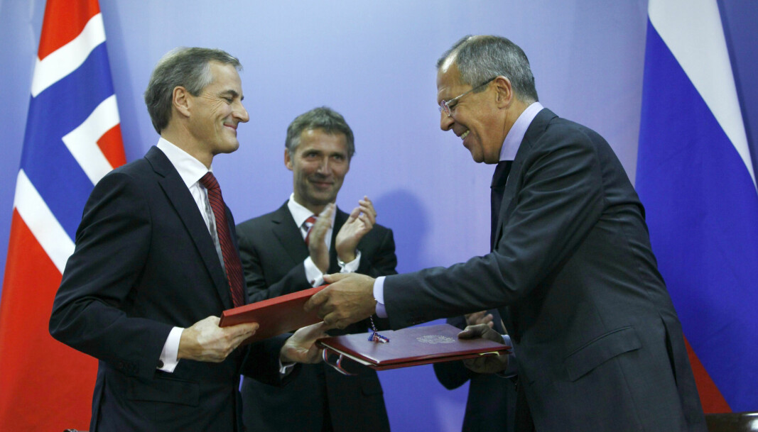 Etter 40 års usemje og forhandlingar signerte utanriksministrane Jonas Gahr Støre og Sergej Lavrov deleinjeavtalen i Murmansk i 2010. Begge vart utnemnde til æresdoktorar ved UiT for innsatsen. I bakgrunnen dåverande statsminister Jens Stoltenberg.