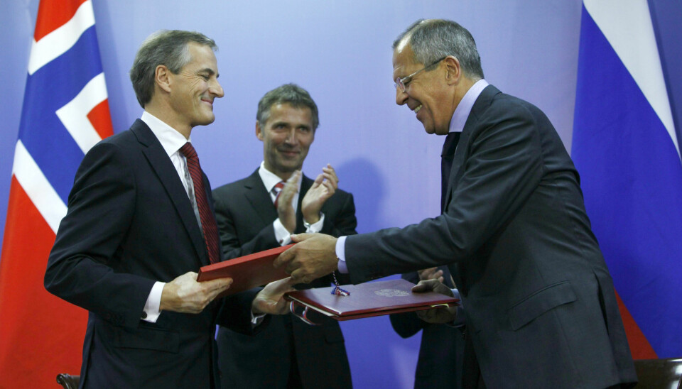 Sergej Lavrov og Jonas Gahr Støre signerer delelinjeavtalen i Murmansk i 2010. Noreg og Russland var i meir enn 40 år ueinige om grensene i Barentshavet. I bakgrunnen Jens Stoltenberg.
