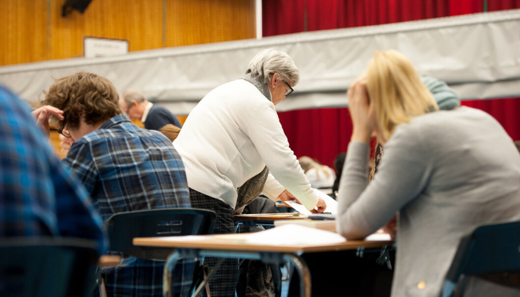 Flere stryker på tradisjonell skoleeksamen enn på hjemmeeksamen, sier Nifu-forsker Elisabeth Hovdhaugen. Flere stryker på tradisjonell skoleeksamen enn på hjemmeeksamen, sier Nifu-forsker Elisabeth Hovdhaugen.