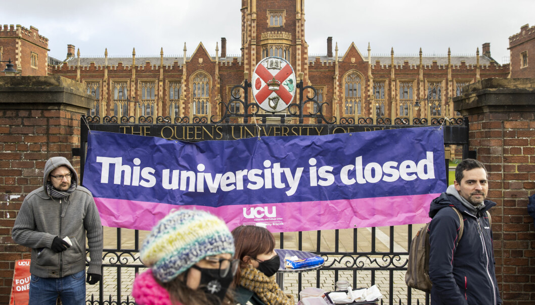 De streikende universitetsansatte hengte i forrige uke opp et banner ved inngangen til Queen's University of Belfast i Nord-Irland.