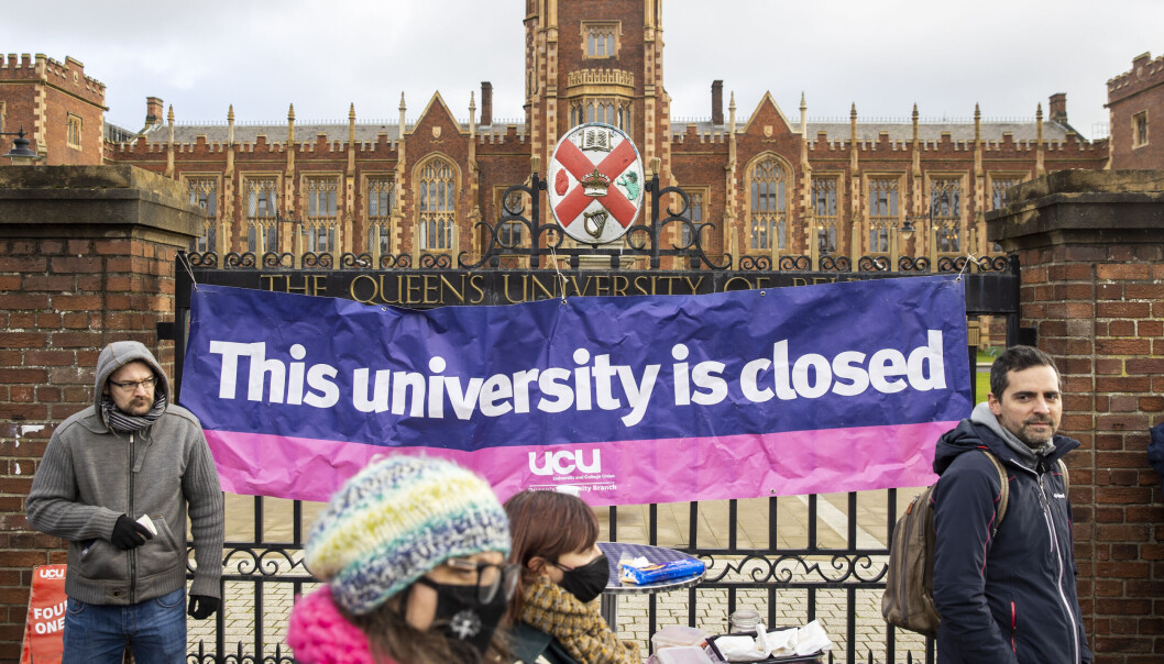 De streikende universitetsansatte hengte i forrige uke opp et banner ved inngangen til Queen's University of Belfast i Nord-Irland. De streikende universitetsansatte hengte i forrige uke opp et banner ved inngangen til Queen's University of Belfast i Nord-Irland.