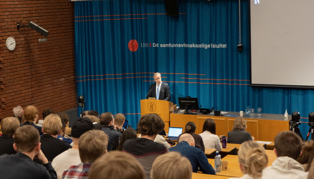 Mange studenter kom for å høre på sentralbanksjefen. Mange studenter kom for å høre på sentralbanksjefen.
