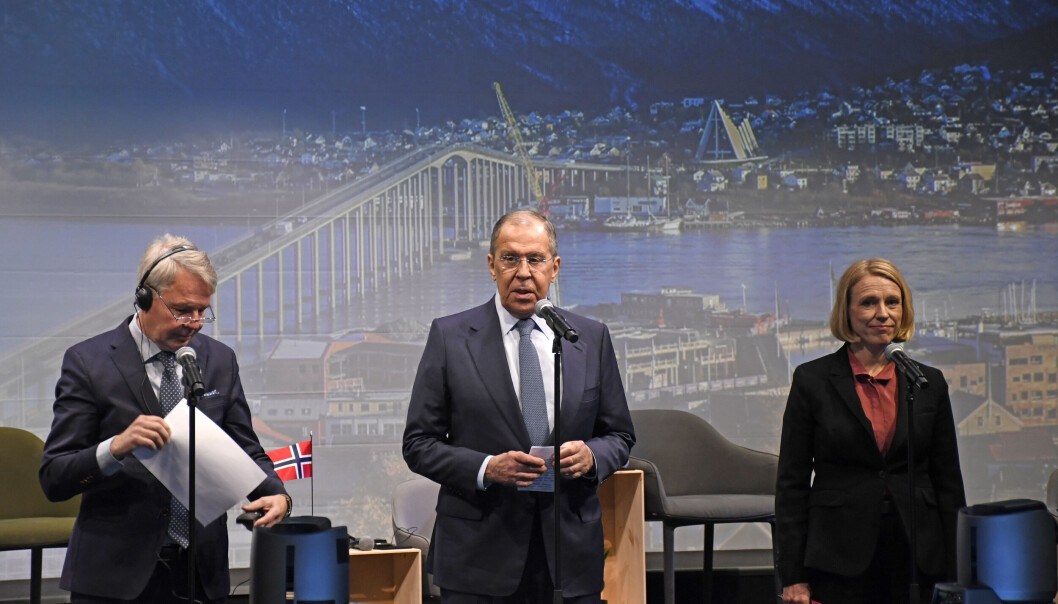 Russlands utenriksminister, Sergej Lavrov (i midten), på møte med Barentsrådet i oktober 2021. Samme tur fikk han gave og tale for æresdoktoratet ved UiT. Til venstre står Finlands utenriksminister Pekka Haavisto og til høyre står Norges utenriksminister Anniken Huitfeldt. Russlands utenriksminister, Sergej Lavrov (i midten), på møte med Barentsrådet i oktober 2021. Samme tur fikk han gave og tale for æresdoktoratet ved UiT. Til venstre står Finlands utenriksminister Pekka Haavisto og til høyre står Norges utenriksminister Anniken Huitfeldt.