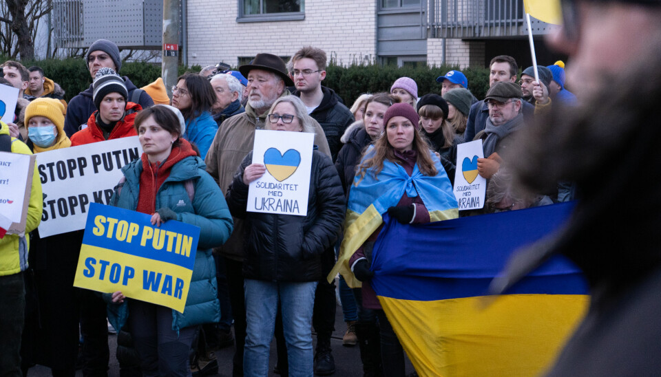 Bilde fra demonstrasjon mot Russlands militære invasjon av Ukraina, tatt utenfor den russiske ambassaden i Oslo.
