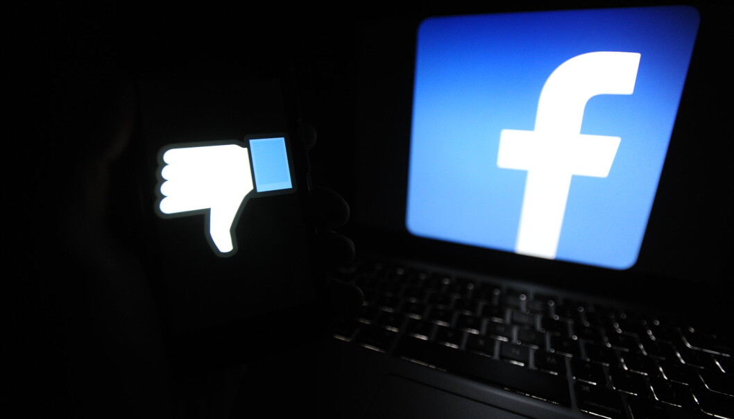 Wiggo Hustad gir tommelen ned til Facebook. Wiggo Hustad gir tommelen ned til Facebook.