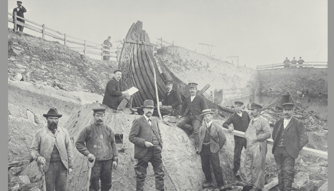 Da arkeologer åpnet Oseberggraven i 1904, fant de et vikingskip som hadde ligget hermetisk innkapslet under tykke lag med leire i mer enn tusen år. Utgravingen ble ledet av professor Gabriel Gustafson (nr 3 foran fra venstre på bildet) Da arkeologer åpnet Oseberggraven i 1904, fant de et vikingskip som hadde ligget hermetisk innkapslet under tykke lag med leire i mer enn tusen år. Utgravingen ble ledet av professor Gabriel Gustafson (nr 3 foran fra venstre på bildet)