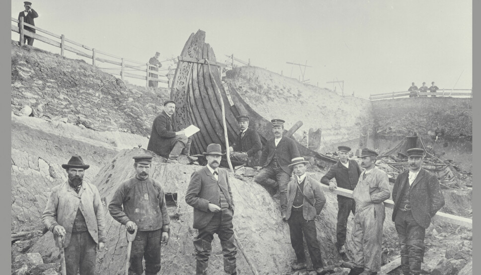 Da arkeologer åpnet Oseberggraven i 1904, fant de et vikingskip som hadde ligget hermetisk innkapslet under tykke lag med leire i mer enn tusen år. Utgravingen ble ledet av professor Gabriel Gustafson (nr 3 foran fra venstre på bildet)