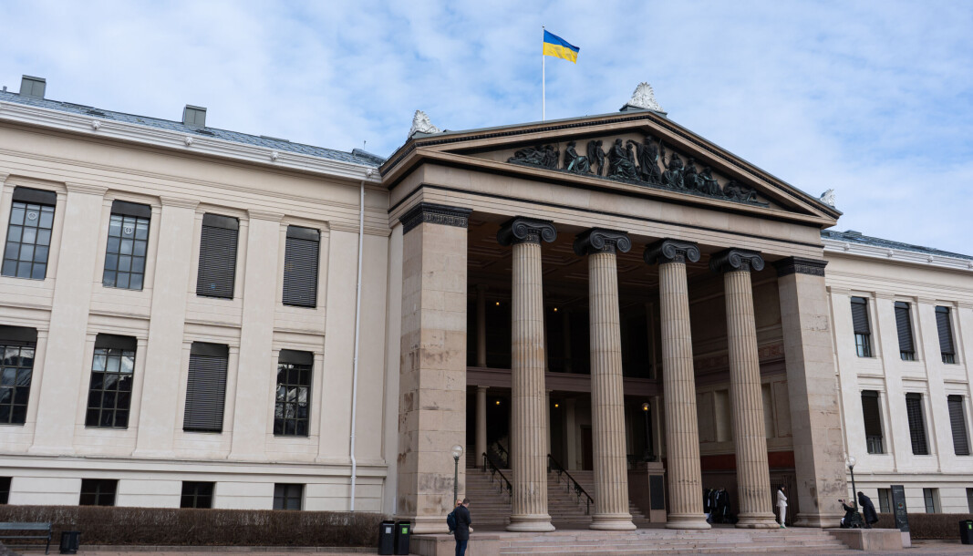 Universitetet i Oslo har heist det ukrainske flagget på et av Det juridiske fakultets bygg på Universitetsplassen i Oslo. — I solidaritet med Ukraina! Vi har heist flagget på et av den norske uavhengighetens viktigste bygg; midt mellom Storting og Det kongelige slott - tvers over for Nationalteateret. Det handler om Europa; våre verdier og vår frihet er under angrep, skriver rektor Svein Stølen på Facebook. Universitetet i Oslo har heist det ukrainske flagget på et av Det juridiske fakultets bygg på Universitetsplassen i Oslo. — I solidaritet med Ukraina! Vi har heist flagget på et av den norske uavhengighetens viktigste bygg; midt mellom Storting og Det kongelige slott - tvers over for Nationalteateret. Det handler om Europa; våre verdier og vår frihet er under angrep, skriver rektor Svein Stølen på Facebook.