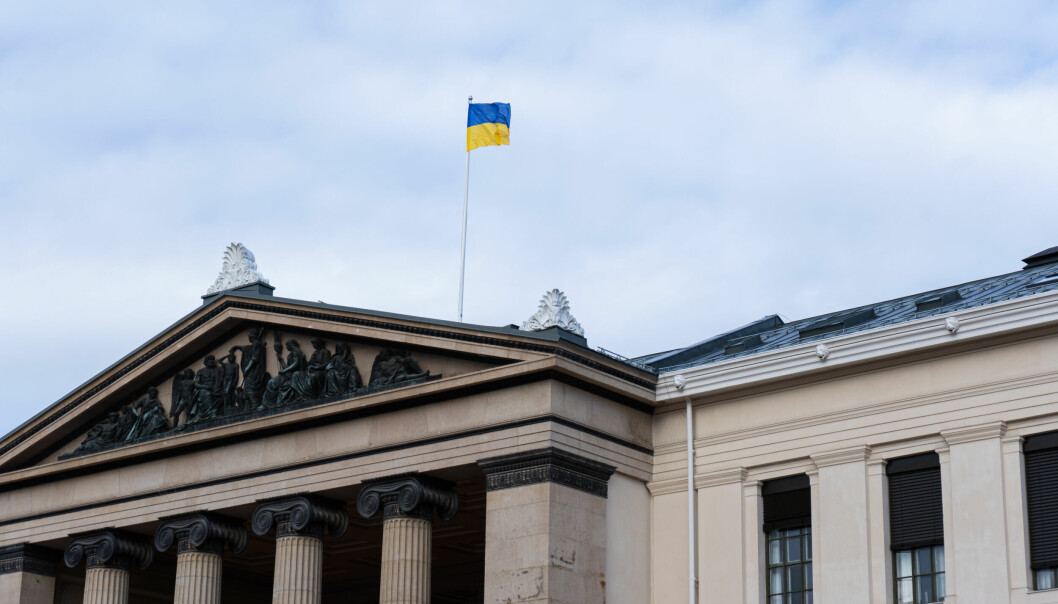 Universitetet i Oslo har heist det ukrainske flagget på Universitetsplassen i solidaritet med Ukraina.