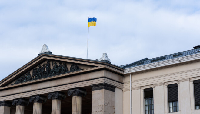 Universitetet i Oslo flagger det ukrainske flagget på Universitetsplassen.
