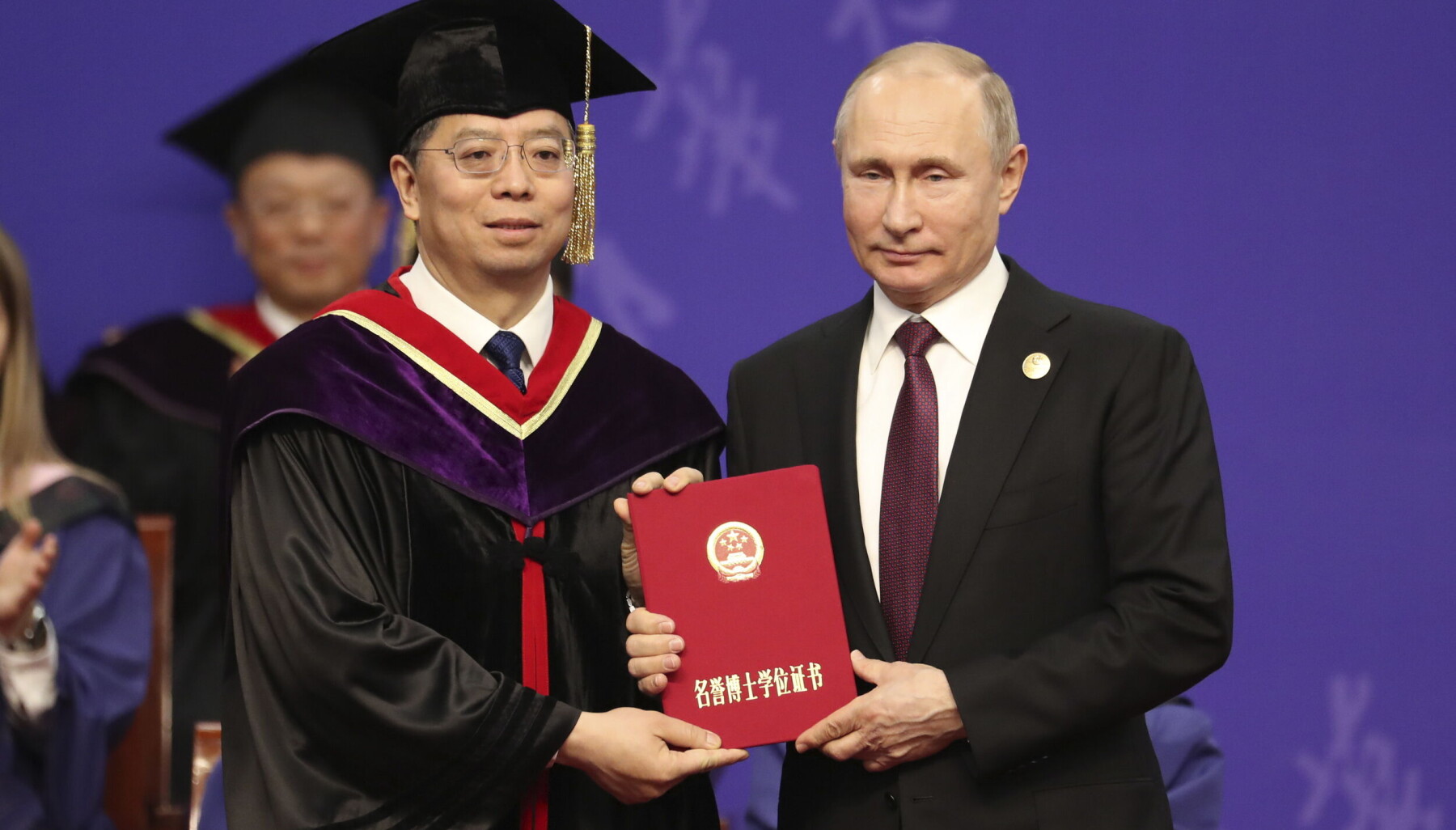 Russlands president, Vladimir Putin, blei utnemnd til æresdoktor ved Tsinghua-universitetet i Kina i 2019. Russlands president, Vladimir Putin, blei utnemnd til æresdoktor ved Tsinghua-universitetet i Kina i 2019.