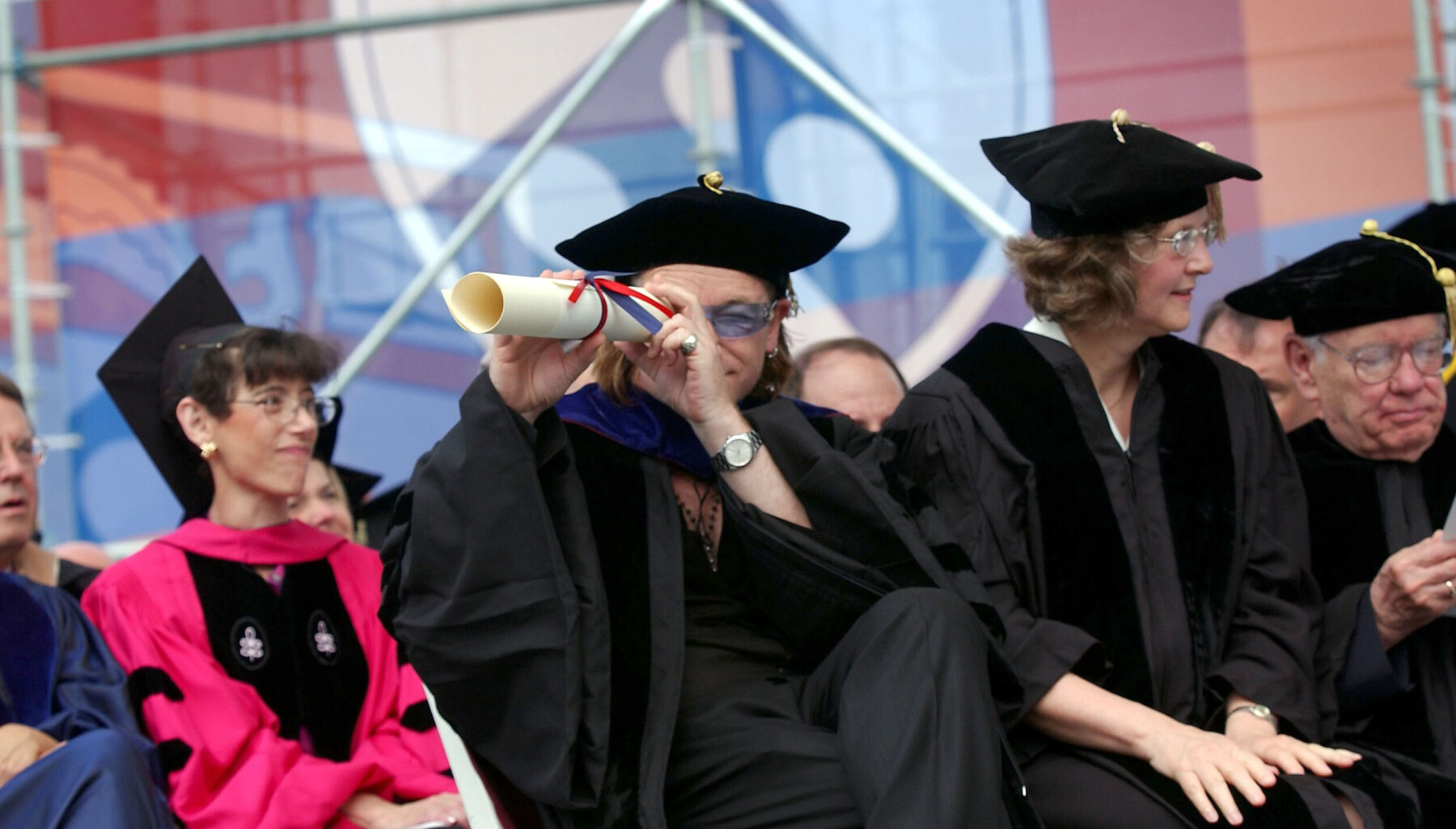 Bono, kjent frå rockebandet U2, blei æresdoktor ved Universitetet i Pennsylvania 17. mai 2004. Bono, kjent frå rockebandet U2, blei æresdoktor ved Universitetet i Pennsylvania 17. mai 2004.