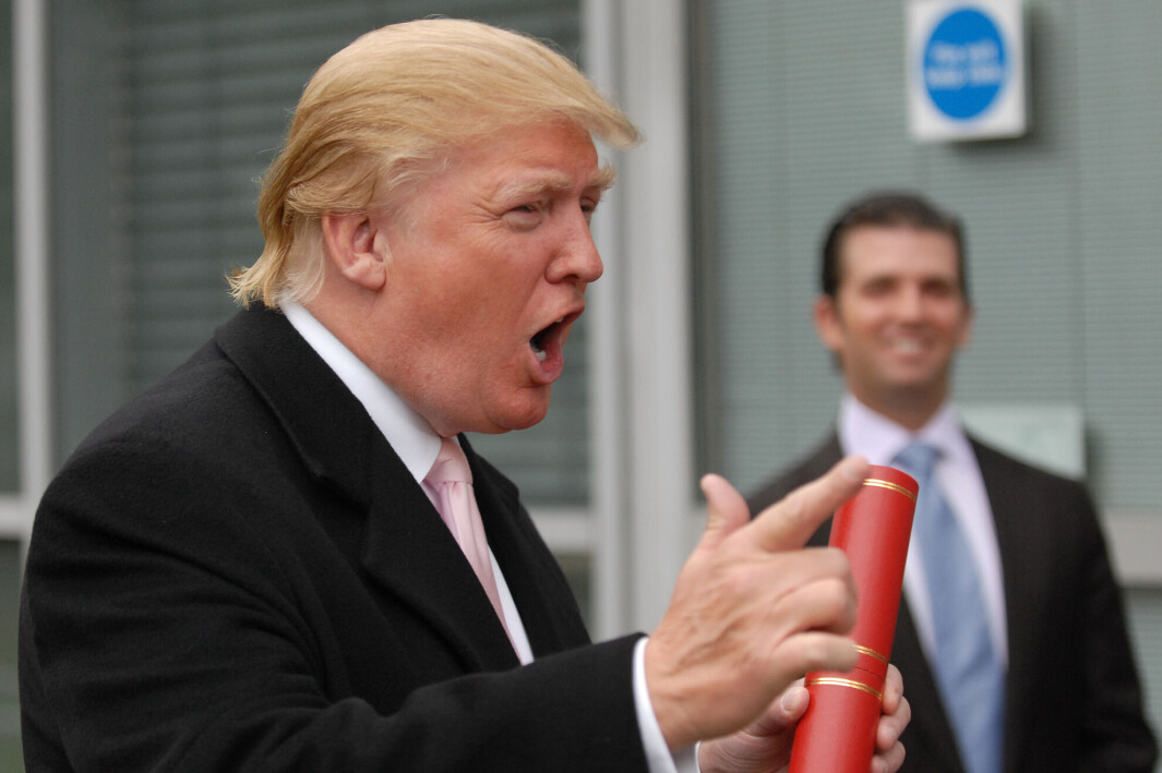 I 2010 kunne Donald Trump feire æresdoktorat ved Universitetet i Aberdeen. I 2015 bestemte universitetet seg for å trekke det tilbake. I 2010 kunne Donald Trump feire æresdoktorat ved Universitetet i Aberdeen. I 2015 bestemte universitetet seg for å trekke det tilbake.