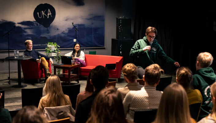 Harald Vie Pettersen skal gi mikrofonen ti redaktør av studentene i Ås sin avis, Tuntreet, Simen Walbækken Tangen. Harald Vie Pettersen skal gi mikrofonen ti redaktør av studentene i Ås sin avis, Tuntreet, Simen Walbækken Tangen.