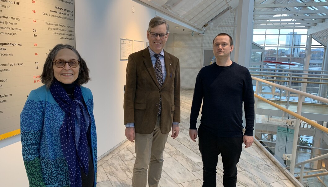De har alle tre lang fartstid når det gjelder vitenskapelig samarbeid med Russland. — Vi er nok like opprørt over denne krigen som alle andre, sier professor Tore Nesset (i midten). Professor Laura Janda og Barentsinstitutt-sjef Bjarge Schwenke Fors er sammen med Nesset opptatt av at det ikke blir tatt forhastede beslutninger når det gjelder forskningssamarbeid med Russland. De har alle tre lang fartstid når det gjelder vitenskapelig samarbeid med Russland. — Vi er nok like opprørt over denne krigen som alle andre, sier professor Tore Nesset (i midten). Professor Laura Janda og Barentsinstitutt-sjef Bjarge Schwenke Fors er sammen med Nesset opptatt av at det ikke blir tatt forhastede beslutninger når det gjelder forskningssamarbeid med Russland.