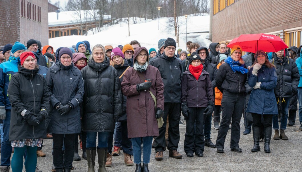 Mange møtte opp til fredsmarkeringen til Universitetet i Tromsø onsdag ettermiddag.