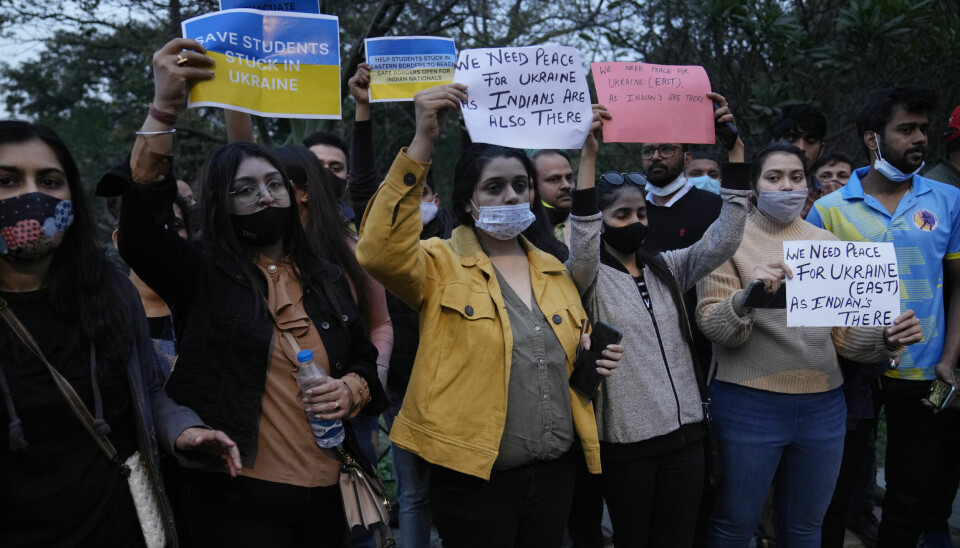 Familie og venner av indiske studenter som studerer ved universitet i Kharkiv demonstrerer ved den russiske ambassaden i New Delhi. De krever at Russland avslutter invasjonen av Ukraina og at indiske studenter blir evakuert umiddelbart.