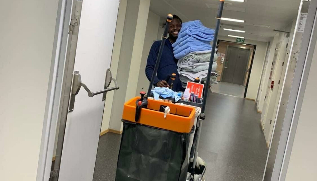 I tillegg til mye annet - er Alexander Skadberg også renholder i Nordsjøen. Og nå tar han fagbrev på deltid via AOF Fagskolen. I tillegg til mye annet - er Alexander Skadberg også renholder i Nordsjøen. Og nå tar han fagbrev på deltid via AOF Fagskolen.
