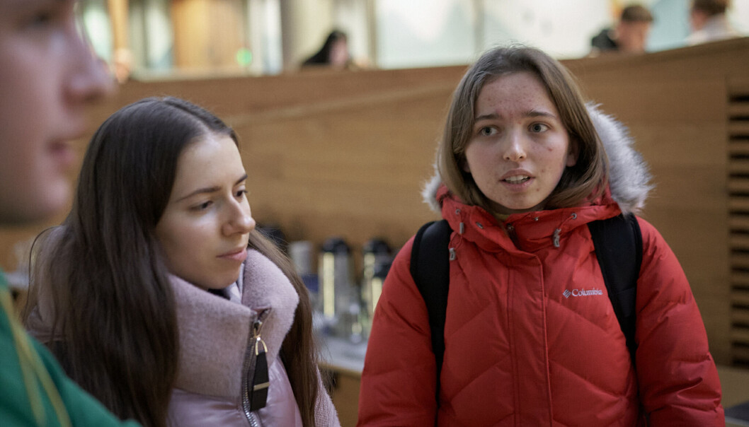 Anastasiia Demchenko og Mariia Babii forteller at det har vært vanskelig å følge nyhetene fra hjemlandet. Anastasiia Demchenko og Mariia Babii forteller at det har vært vanskelig å følge nyhetene fra hjemlandet.