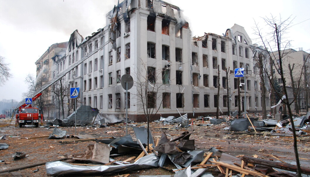 Både symbolsk og bokstavelig ble forsøkene med å legge den autoritære fortiden bak seg i Ukraina, angrepet og lagt i grus. I dag appellerer kollegene ved fakultetet i Kharkiv til kolleger over hele verden om støtte, skriver Hans Petter Graver, leder for menneskerettsutvalget i Det norsk Videnskapsakademi. . Både symbolsk og bokstavelig ble forsøkene med å legge den autoritære fortiden bak seg i Ukraina, angrepet og lagt i grus. I dag appellerer kollegene ved fakultetet i Kharkiv til kolleger over hele verden om støtte, skriver Hans Petter Graver, leder for menneskerettsutvalget i Det norsk Videnskapsakademi. .