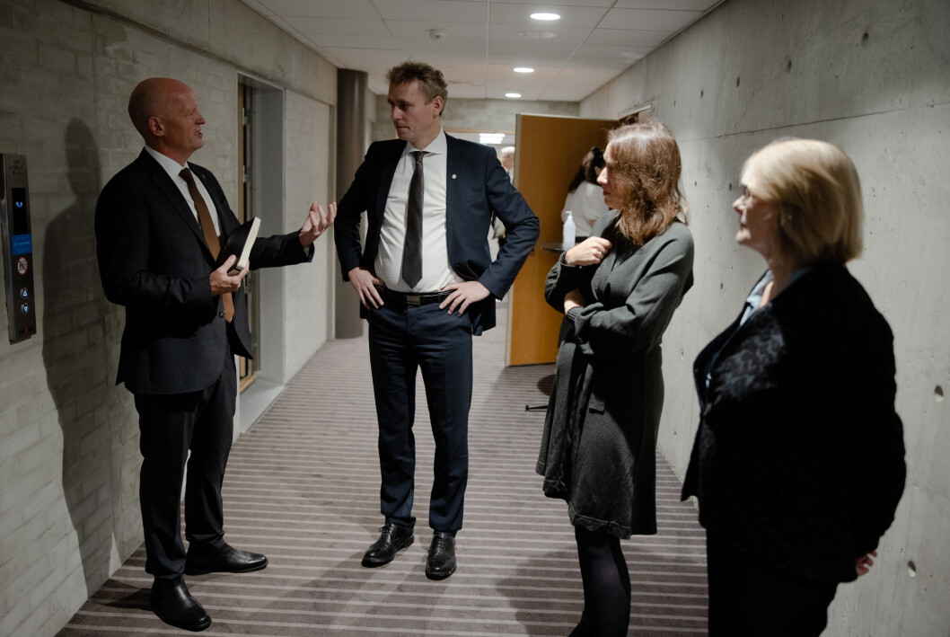 På tide med en gjennomgang for å se om dagens system er unødvendig byråkratisk og om det er for rigide krav for å bli og forbli universitet, sier forsknings- og høyere utdanningsminister Ola Borten Moe, her i samtale med HVL-rektor Gunnar Yttri, UHR-leder Sunniva Whittaker og Silje Bringsrud Fekjær fra OsloMet. På tide med en gjennomgang for å se om dagens system er unødvendig byråkratisk og om det er for rigide krav for å bli og forbli universitet, sier forsknings- og høyere utdanningsminister Ola Borten Moe, her i samtale med HVL-rektor Gunnar Yttri, UHR-leder Sunniva Whittaker og Silje Bringsrud Fekjær fra OsloMet.