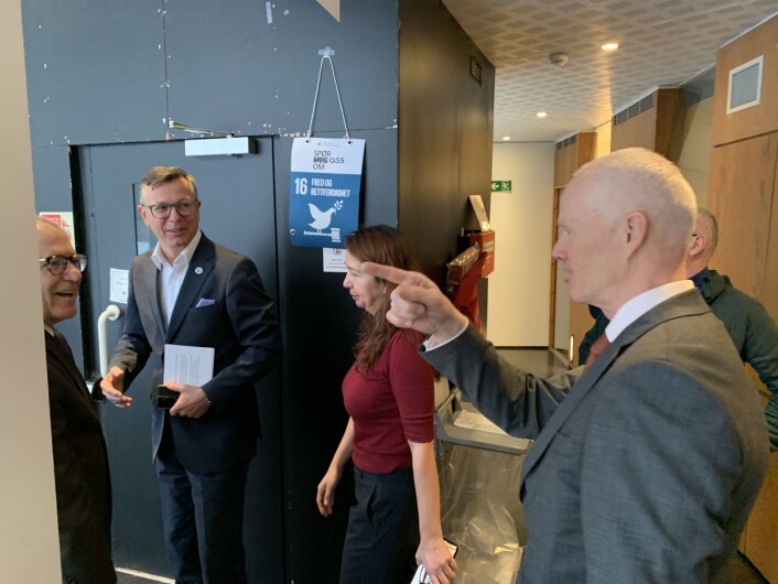 Seminar på Senter for fredsstudier ved UiT om Nato. Rektor Dag Rune Olsen, tidligere generalløytnant Robert Mood (til høyre), senterdirektør Marcela Douglas og professor Kamal Beyoghlow, American University (til venstre) Seminar på Senter for fredsstudier ved UiT om Nato. Rektor Dag Rune Olsen, tidligere generalløytnant Robert Mood (til høyre), senterdirektør Marcela Douglas og professor Kamal Beyoghlow, American University (til venstre)