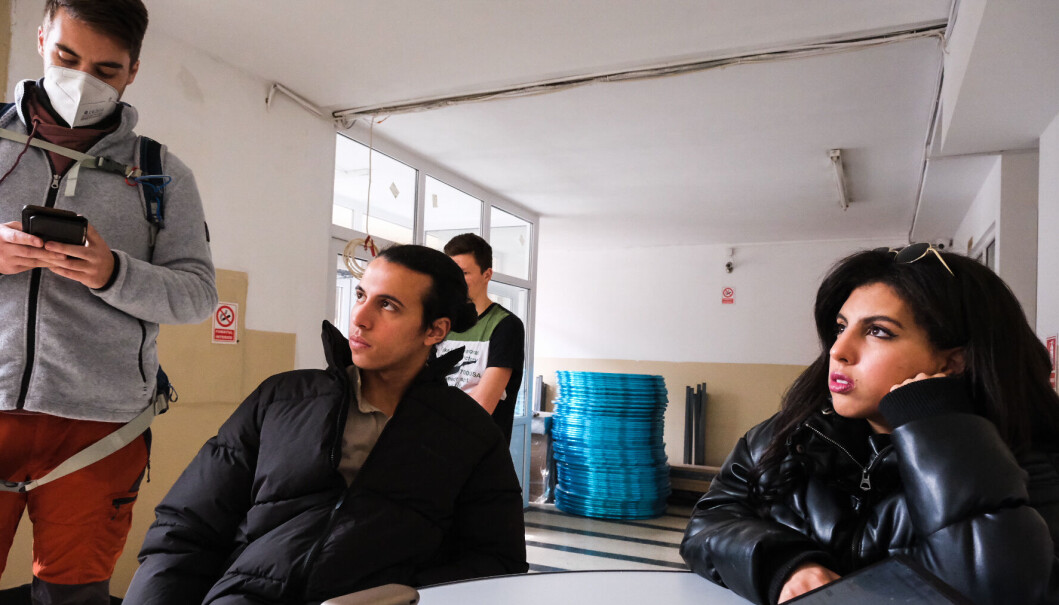Omar Khaled Mohamed og Lina Abo El Nour er usikre på hvordan de skal avslutte legestudiene. Her er de sammen med den tyske studenten Lutz Drieling (tv), som er sentral i støttearbeidet for de som kommer til Universitetet i Bucuresti. Omar Khaled Mohamed og Lina Abo El Nour er usikre på hvordan de skal avslutte legestudiene. Her er de sammen med den tyske studenten Lutz Drieling (tv), som er sentral i støttearbeidet for de som kommer til Universitetet i Bucuresti.