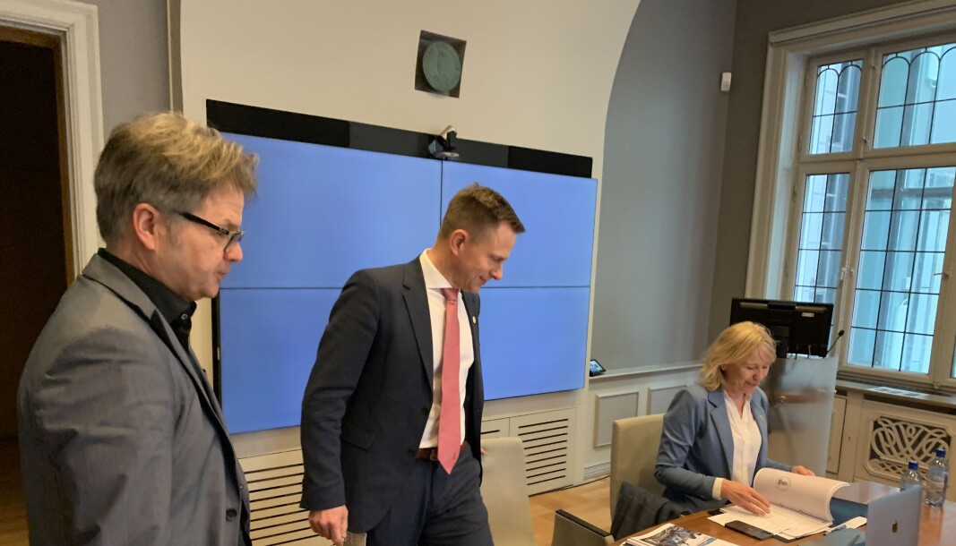 Direktør Robert Rastad ved Universitetet i Bergen (i midten) har gitt tidligere fakultetsdirektør Ørnulf Lillestøl en gullkantet avtale om permisjon med full lønn og fortsatt jobb med nesten 1,1 millioner i årslønn. Her er Rastad sammen med rektor Margareth Hagen og assisterende universitetsdirektør Tore Tungodden. Direktør Robert Rastad ved Universitetet i Bergen (i midten) har gitt tidligere fakultetsdirektør Ørnulf Lillestøl en gullkantet avtale om permisjon med full lønn og fortsatt jobb med nesten 1,1 millioner i årslønn. Her er Rastad sammen med rektor Margareth Hagen og assisterende universitetsdirektør Tore Tungodden.