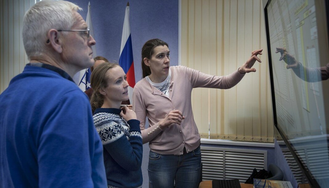 Jostein Røttingen, Stine Karlson og Tatjana Prokhorova diskuterer data frå det norsk-russiske økosystemtoktet under eit møte i Murmansk i 2019. Forskarar frå det norske Havforskingsinstituttet har hatt tett samarbeid med kollegaer ved russiske havforskingsinstitutt sidan 1958. Jostein Røttingen, Stine Karlson og Tatjana Prokhorova diskuterer data frå det norsk-russiske økosystemtoktet under eit møte i Murmansk i 2019. Forskarar frå det norske Havforskingsinstituttet har hatt tett samarbeid med kollegaer ved russiske havforskingsinstitutt sidan 1958.