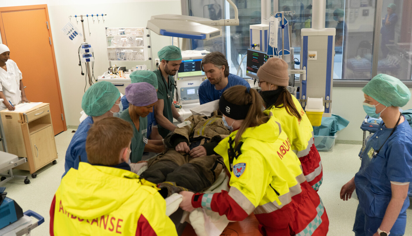 Studenter, etater og helsepersonell måtte samarbeide under beredskapsøvelsen i Fredrikstad. Her fra operasjonssalen på SimFredrikstad ved Høgskolen i Østfold.
