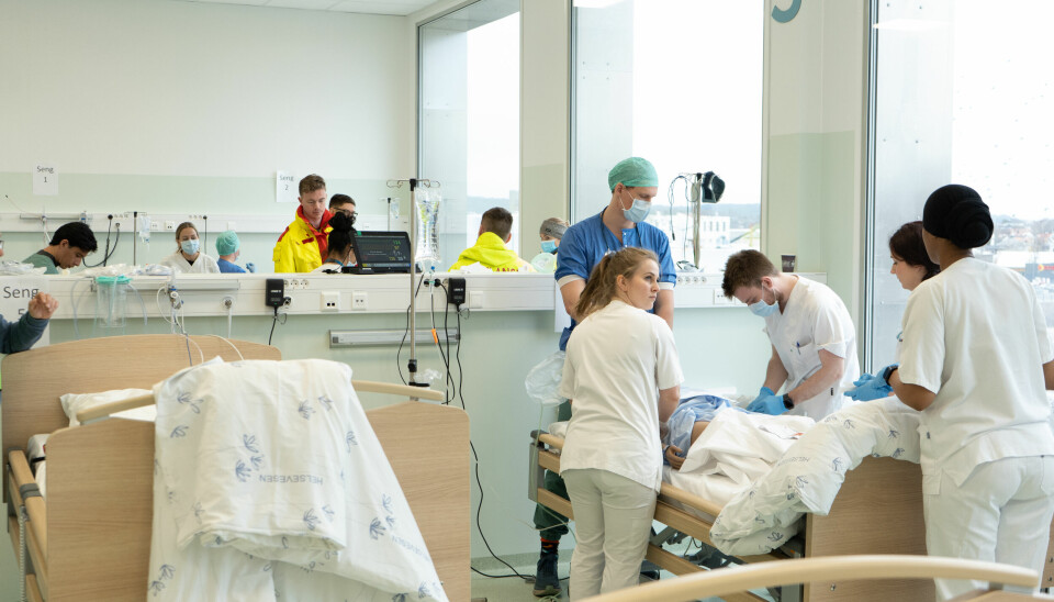 Inne på Høgskolen i Østfolds nye simuleringssenter får studentene trene på realistiske situasjoner og pasienter.