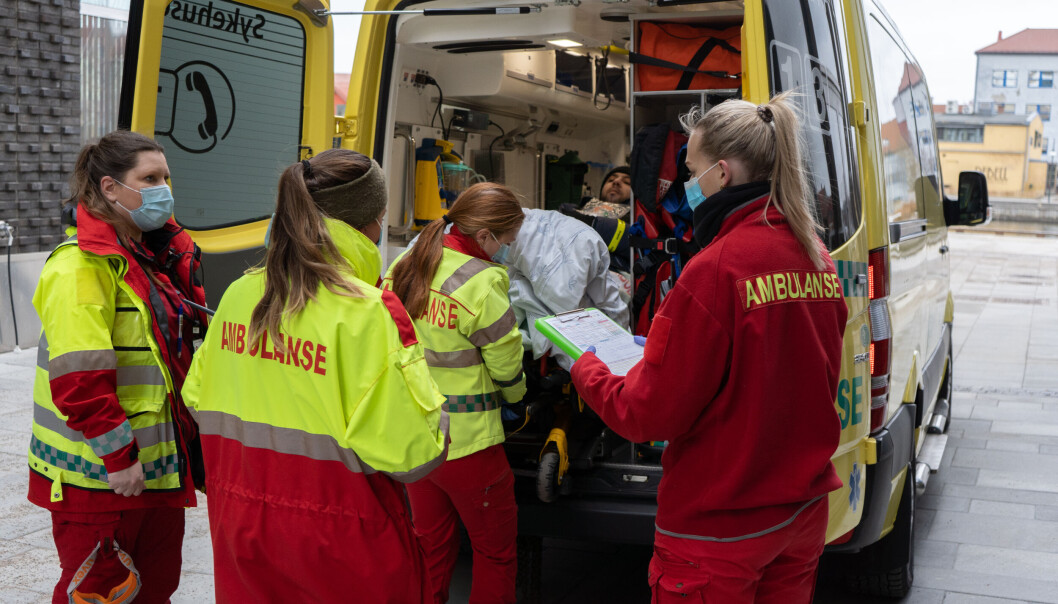 Paramedisinstudenter og ambulanselærlinger kjørte pasientene til akuttmottaket. Her kommer den første bilen i andre gjennomkjøring av øvelsen. Paramedisinstudenter og ambulanselærlinger kjørte pasientene til akuttmottaket. Her kommer den første bilen i andre gjennomkjøring av øvelsen.
