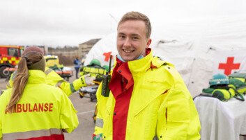 Paramedisinstudent Sindre Larsen (22) er fornøyd med hvor praksisnær øvelsen er. Paramedisinstudent Sindre Larsen (22) er fornøyd med hvor praksisnær øvelsen er.
