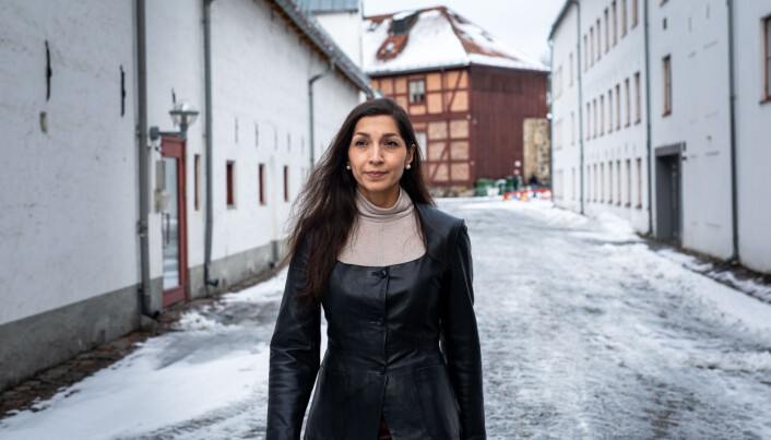 — Det er verdt å stille spørsmål om hvorvidt det er riktig å be militærakademikere skjule det de egentlig er ved å stikke innom omkledningsrommet før de skal på TV, mener Saira Basit — Det er verdt å stille spørsmål om hvorvidt det er riktig å be militærakademikere skjule det de egentlig er ved å stikke innom omkledningsrommet før de skal på TV, mener Saira Basit